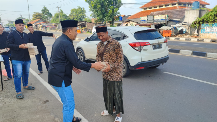 Tingkatkan Amal Di Bulan Ramadhan Jamkrida Banten Bagi – Bagi Takjil Kepada Pengguna Jalan 